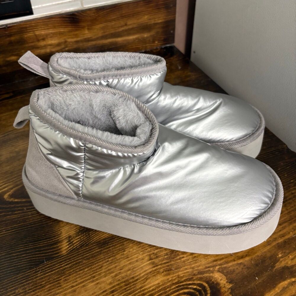 Steve Madden Silver Metallic Puffer Boot Size 9/10